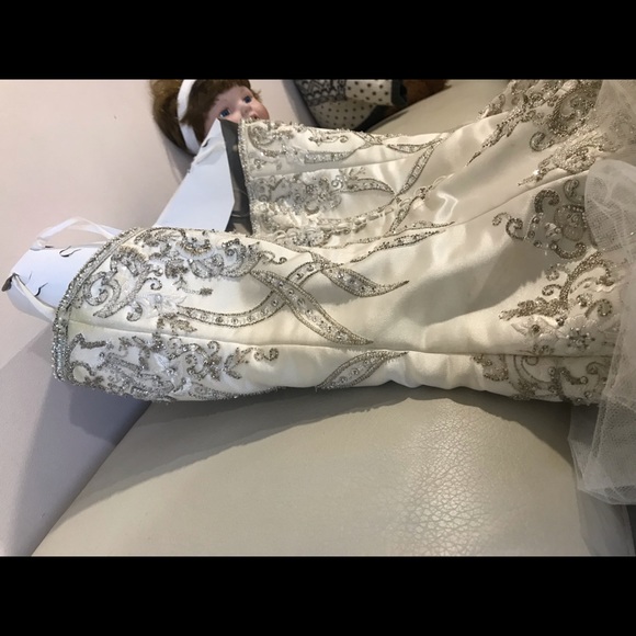 Wedding dress- photos of current condition - Picture 5 of 8